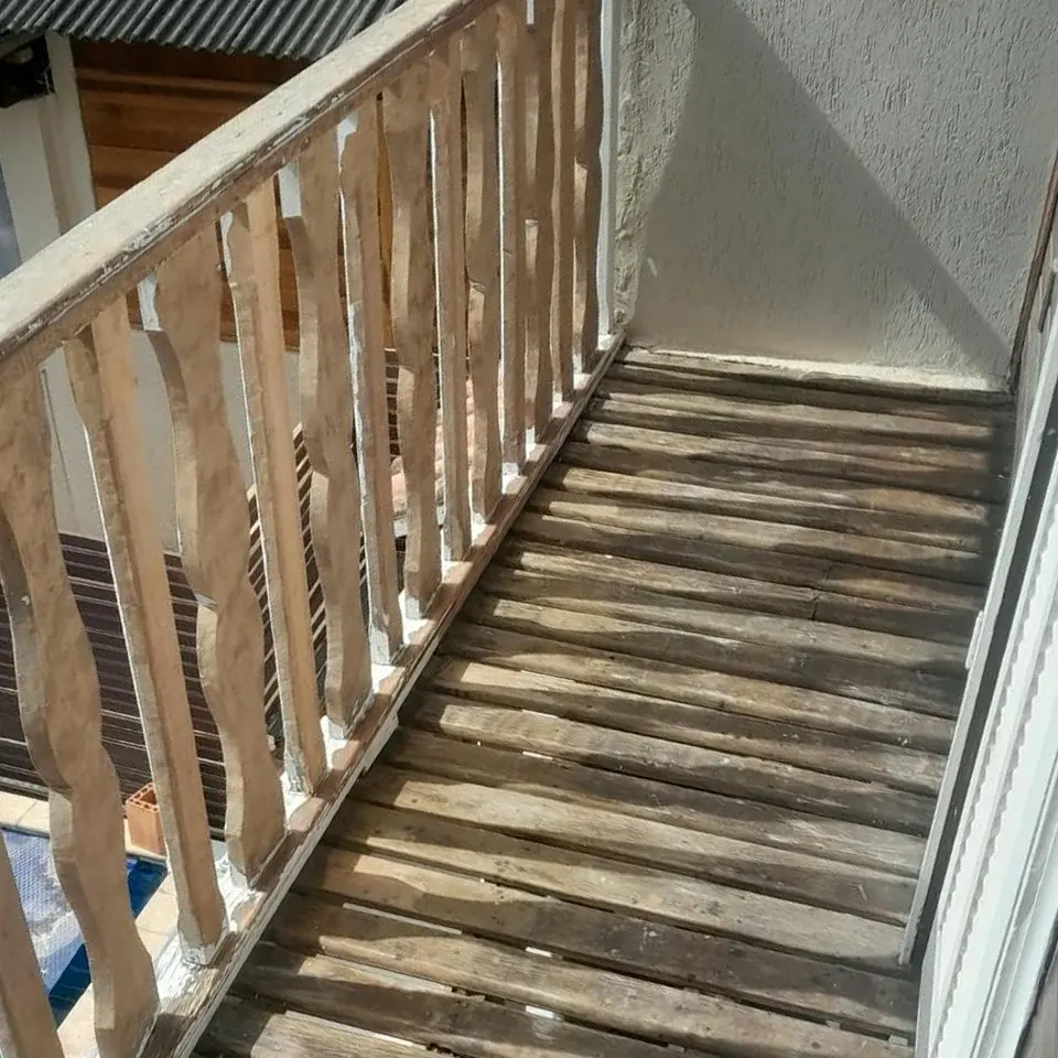Sacada de madeira desgastada antes da pintura